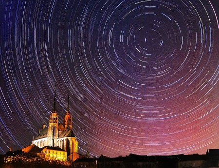 Star trials v Brne Autor: Jakub Dolinský Miesto: Brno Dátum: 7.3.2013 Čas: 22:00 Info: Expozícia: 140x15s Clona: f1/3,5 ISO 400 Ohnisková vzdialenosť: 18 mm